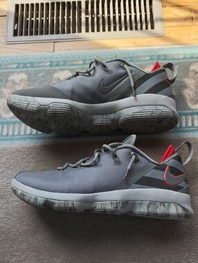 Nike Mens LeBron 14 Low Gray Olive Size 13